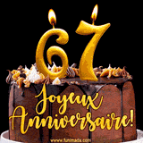 GIF animé pour un 67e anniversaire avec une élégante gâteau au chocolat, des bougies dorées formant le chiffre 67 et le texte 'Joyeux Anniversaire!' en écriture dorée.