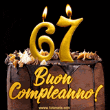 GIF animato con una torta al cioccolato decorata con crema, dettagli dorati e due candele accese che formano il numero 67. Messaggio 'Buon Compleanno' in scritta elegante.