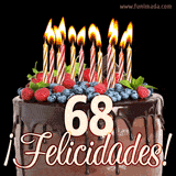 Animación de un pastel de chocolate decorado con frutas, velas encendidas y el número 68, acompañado de la palabra '¡Felicidades!' en elegante tipografía.