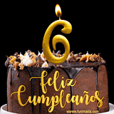 GIF de un pastel de chocolate con decoración de crema, velas doradas con el número 6 encendido, y un fondo negro elegante y cálido.