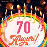 Un'animazione celebrativa di una torta di compleanno per i 70 anni, Le fiamme delle candeline tremolano e delle scintille brillano intorno, creando un'atmosfera festosa e magica.