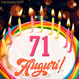 Un'animazione celebrativa di una torta di compleanno per i 71 anni, Le fiamme delle candeline tremolano e delle scintille brillano intorno, creando un'atmosfera festosa e magica.