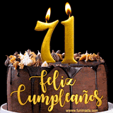 GIF de un pastel de chocolate con decoración de crema, velas doradas con el número 71 encendido, y un fondo negro elegante y cálido.