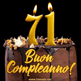 GIF animato con una torta al cioccolato decorata con crema, dettagli dorati e due candele accese che formano il numero 71. Messaggio 'Buon Compleanno' in scritta elegante.