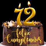 GIF de un pastel de chocolate con decoración de crema, velas doradas con el número 72 encendido, y un fondo negro elegante y cálido.