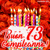 GIF animata per un 73° compleanno, Mostra una torta bianca con candeline colorate accese e coriandoli, di fronte a un muro di rose rosse, Il testo dice 'Buon 73 compleanno!'.