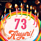 Un'animazione celebrativa di una torta di compleanno per i 73 anni, Le fiamme delle candeline tremolano e delle scintille brillano intorno, creando un'atmosfera festosa e magica.