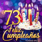 Tarjeta virtual animada 73 años: una tarta mágica con velas iluminadas y el número 73 dorado sobre fondo lila.