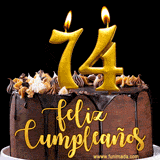 GIF de un pastel de chocolate con decoración de crema, velas doradas con el número 74 encendido, y un fondo negro elegante y cálido.