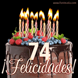 Animación de un pastel de chocolate decorado con frutas, velas encendidas y el número 74, acompañado de la palabra '¡Felicidades!' en elegante tipografía.