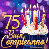 GIF grande traguardo 75 anni con il numero 75 d'oro, una tortina di compleanno con candele accese e sfondo violetto.