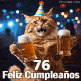 Gato pelirrojo brindando con dos vasos grandes de cerveza, lleva puesto un gorrito de cumpleaños. Abajo se lee claro 76 Feliz Cumpleaños.