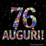 Immagine che mostra il numero 76 e il testo Auguri composti da cristalli luminosi di vari colori su una tela nera piena di stelle animate.