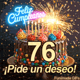 Lluvia dorada de estrellas cayendo sobre un bizcocho que lleva el dígito 76. Arriba, destellos de bengala iluminan el brillante mensaje de Feliz Cumpleaños.