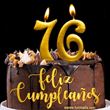 GIF de un pastel de chocolate con decoración de crema, velas doradas con el número 76 encendido, y un fondo negro elegante y cálido.