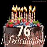 Animación de un pastel de chocolate decorado con frutas, velas encendidas y el número 76, acompañado de la palabra '¡Felicidades!' en elegante tipografía.