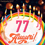 Un'animazione celebrativa di una torta di compleanno per i 77 anni, Le fiamme delle candeline tremolano e delle scintille brillano intorno, creando un'atmosfera festosa e magica.