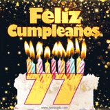 GIF animado de un pastel decorado con velas de colores, con el número 77 resaltado y un fondo brillante que transmite celebración.