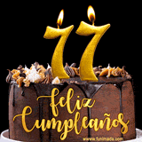 GIF de un pastel de chocolate con decoración de crema, velas doradas con el número 77 encendido, y un fondo negro elegante y cálido.