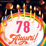Un'animazione celebrativa di una torta di compleanno per i 78 anni, Le fiamme delle candeline tremolano e delle scintille brillano intorno, creando un'atmosfera festosa e magica.
