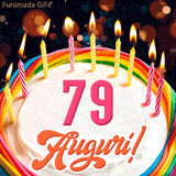 Un'animazione celebrativa di una torta di compleanno per i 79 anni, Le fiamme delle candeline tremolano e delle scintille brillano intorno, creando un'atmosfera festosa e magica.