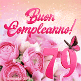 Festeggia i 79 anni con questa GIF animata: bouquet di rose rosa, farfalla rosa vibrante e scritte di auguri su fondo scintillante.