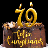 GIF de un pastel de chocolate con decoración de crema, velas doradas con el número 79 encendido, y un fondo negro elegante y cálido.