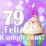 Animación de un cupcake con cobertura blanca, confites de colores, una vela encendida y el número 79 en grande sobre un fondo púrpura con luces brillantes.