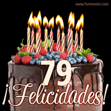 Animación de un pastel de chocolate decorado con frutas, velas encendidas y el número 79, acompañado de la palabra '¡Felicidades!' en elegante tipografía.