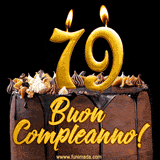 GIF animato con una torta al cioccolato decorata con crema, dettagli dorati e due candele accese che formano il numero 79. Messaggio 'Buon Compleanno' in scritta elegante.