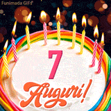 Un'animazione celebrativa di una torta di compleanno per i 7 anni, Le fiamme delle candeline tremolano e delle scintille brillano intorno, creando un'atmosfera festosa e magica.