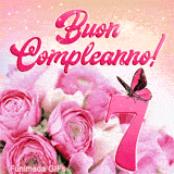 Scritta  Buon Compleanno!  su un letto di rose rosa in questa GIF animazione per i 7 anni con farfalla e sfondo dai toni caldi e brillanti.