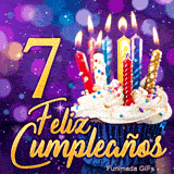 Tarjeta virtual animada 7 años: el número 7 dorado junto a un cupcake con velas de colores y destellos brillantes.