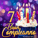 Biglietto virtuale animato 7 anni: il numero 7 dorato accanto a un cupcake con candeline colorate e luci scintillanti.