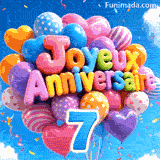 Un bouquet de ballons festifs oscille au vent. L'inscription en relief Joyeux Anniversaire surmonte le chiffre 7 bleu suspendu par des fils.
