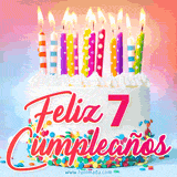 GIF animado con un pastel blanco decorado con confites y velas de colores encendidas, acompañado de la frase 'Feliz 7 cumpleaños' sobre un fondo alegre.