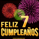 GIF animado con el número 7 en dorado, rodeado de fuegos artificiales rojos, verdes y morados, con el mensaje 'Feliz cumpleaños' en letras doradas.