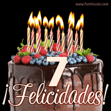 Animación de un pastel de chocolate decorado con frutas, velas encendidas y el número 7, acompañado de la palabra '¡Felicidades!' en elegante tipografía.