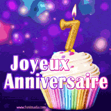 GIF animé joyeux anniversaire pour 7 ans avec un cupcake coloré, des bougies dorées en forme de 7 et un fond violet scintillant.