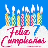 Animación de un pastel decorado con velas coloridas y encendidas, el número 7 destacado en azul y la frase 'Feliz cumpleaños' en letras estilizadas.