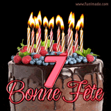 GIF animé pour un 7e anniversaire avec un somptueux gâteau au chocolat décoré de baies fraîches, des bougies allumées et le texte '7 Bonne Fête!' en rouge.