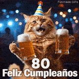 Gato pelirrojo con la boca abierta agarrando dos cervezas con mucha espuma. Lleva un cono de celebración y el mensaje 80 Feliz Cumpleaños.