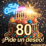 Majestuoso pastel de chocolate destacando el dígito 80. Destellos saltan de la bengala encendida, acompañados de estrellitas doradas cayendo.