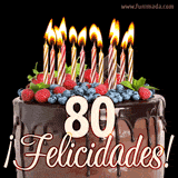 Animación de un pastel de chocolate decorado con frutas, velas encendidas y el número 80, acompañado de la palabra '¡Felicidades!' en elegante tipografía.