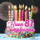 GIF buon compleanno 81 anni con torta decorata, candeline animate e scintille pirotecniche che illuminano la scritta rosa.