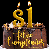 GIF de un pastel de chocolate con decoración de crema, velas doradas con el número 81 encendido, y un fondo negro elegante y cálido.
