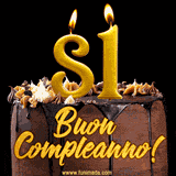 GIF animato con una torta al cioccolato decorata con crema, dettagli dorati e due candele accese che formano il numero 81. Messaggio 'Buon Compleanno' in scritta elegante.