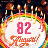 Un'animazione celebrativa di una torta di compleanno per i 82 anni, Le fiamme delle candeline tremolano e delle scintille brillano intorno, creando un'atmosfera festosa e magica.