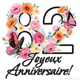 Ce GIF de Joyeux 82ème Anniversaire présente le nombre vingt rempli d'un bouquet vibrant de fleurs animées, avec des papillons qui bougent doucement sur un fond blanc.