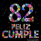 Contra un fondo oscuro repleto de estrellas, se aprecian el número 82 y el mensaje FELIZ CUMPLE hechos con diminutos diamantes multicolores.